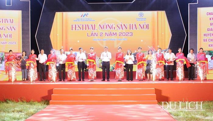Phó Chủ tịch UBND TP. Hà Nội Nguyễn Mạnh Quyền và các đại biểu cắt băng khai mạc Festival